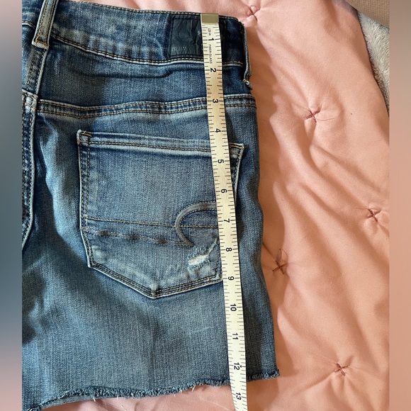 American Eagle Hi-Rise Shortie Distressed Jean shorts size 4 - Picture 4 of 8